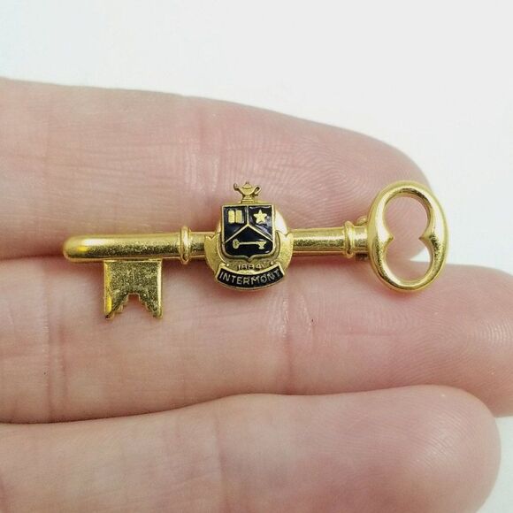 Vintage Skeleton Key Shape Brooch with Black Enamel Crest, Fraternity Style - Picture 4 of 6